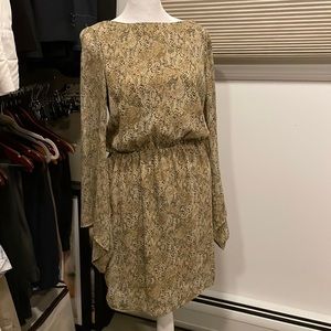 Light weight snake modest look